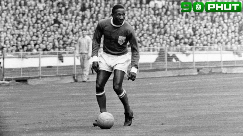 Djalma Santos là một trong những hhậu vệ cánh phải hay nhất thế giới Djalma Santos là một trong những hhậu vệ cánh phải hay nhất thế giới